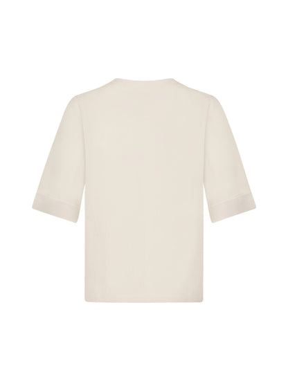 Grade geschnittenes Shirt, aus hochwertigem Leinen-Silk Mix, Details, wie aufgesetzte Tasche und Umschläge an den Kurzärmlen, die aus weißer Seide gefertig sind. Stoff kommt aus einem Dead Stock, daher nachhaltig.