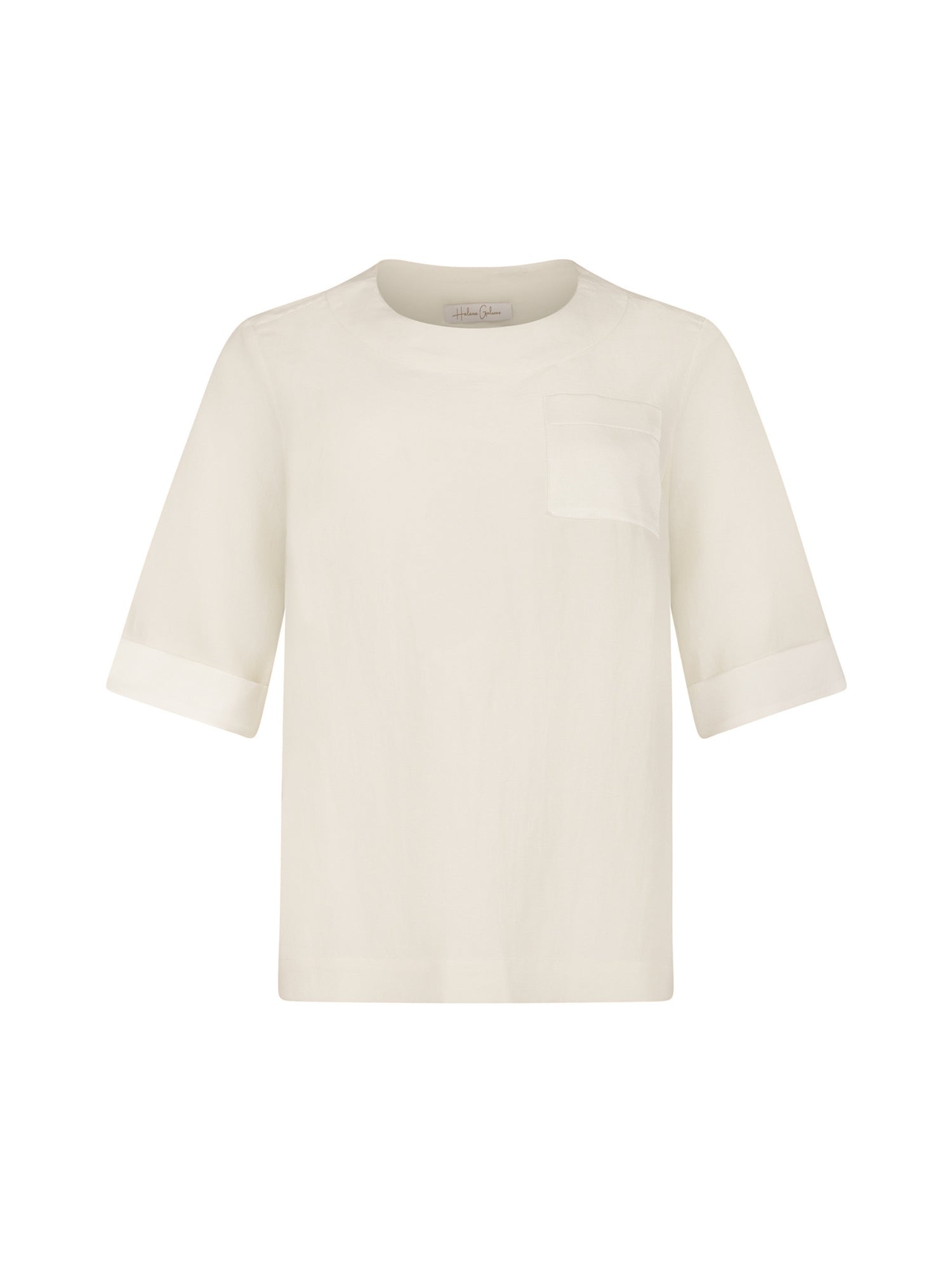 Grade geschnittenes Shirt, aus hochwertigem Leinen-Silk Mix, Details, wie aufgesetzte Tasche und Umschläge an den Kurzärmlen, die aus weißer Seide gefertig sind. Stoff kommt aus einem Dead Stock, daher nachhaltig.