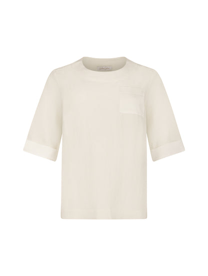 Grade geschnittenes Shirt, aus hochwertigem Leinen-Silk Mix, Details, wie aufgesetzte Tasche und Umschläge an den Kurzärmlen, die aus weißer Seide gefertig sind. Stoff kommt aus einem Dead Stock, daher nachhaltig.