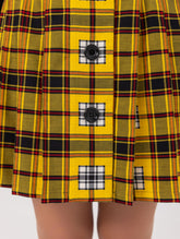 Doppelseitig karierter Faltenminirock mit elastischem Bund und Knopfleiste auf der Vorderseite. Der Rock kann von beiden Seiten getragen werden. Hergestellt aus Naturfasern.