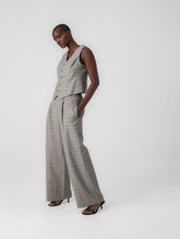 Taillierte Weste mit grauem Seidenrücken. Hergestellt mit nachhaltigen Fasern, sowie Stoffen aus unserem Altbestand im Sinne unserer "Zero-Waste-Politik".