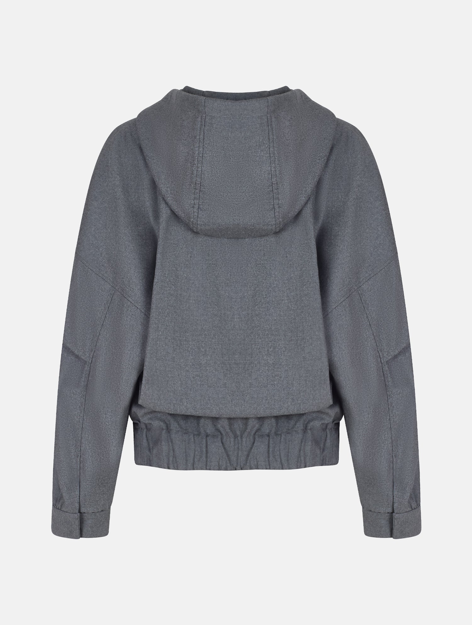Locker geschnittene Blousonjacke mit Kapuze und Reißverschluss, sowie dreiecksförmiger Kängurutasche im Vorderteil und elastischem Bündchen am Saumende. Dieses Modell ist Teil unserer REBORN-Linie und steht für unsere &quot;Zero-Waste-Politik&quot;, da mit Stoff aus Altbestand gefertigt.