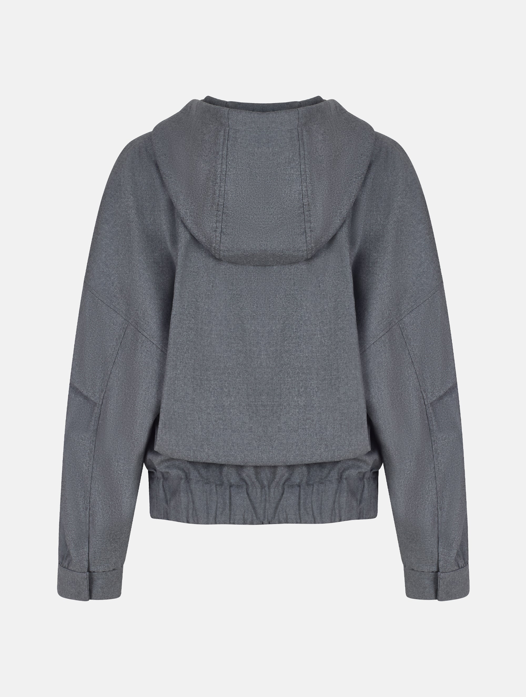 Locker geschnittene Blousonjacke mit Kapuze und Reißverschluss, sowie dreiecksförmiger Kängurutasche im Vorderteil und elastischem Bündchen am Saumende. Dieses Modell ist Teil unserer REBORN-Linie und steht für unsere "Zero-Waste-Politik", da mit Stoff aus Altbestand gefertigt.