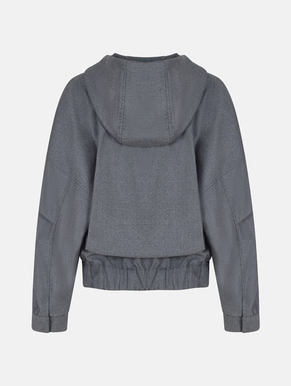 Locker geschnittene Blousonjacke mit Kapuze und Reißverschluss, sowie dreiecksförmiger Kängurutasche im Vorderteil und elastischem Bündchen am Saumende. Dieses Modell ist Teil unserer REBORN-Linie und steht für unsere &quot;Zero-Waste-Politik&quot;, da mit Stoff aus Altbestand gefertigt.
