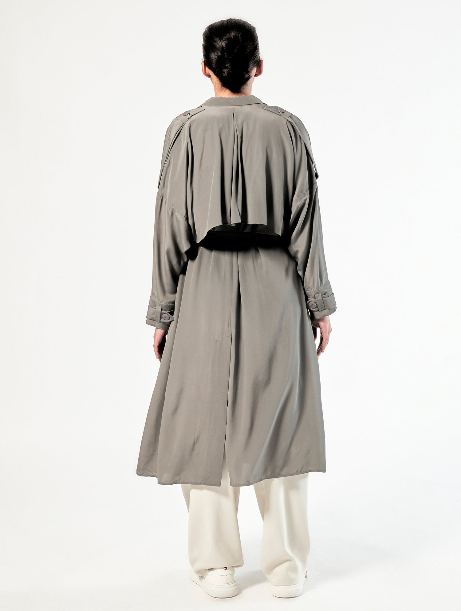 Doppelreihiger Trenchcoat aus 100% Seide, mit Schulter -und Rückencoller und extralangen Schulter- und Manschettenriegel