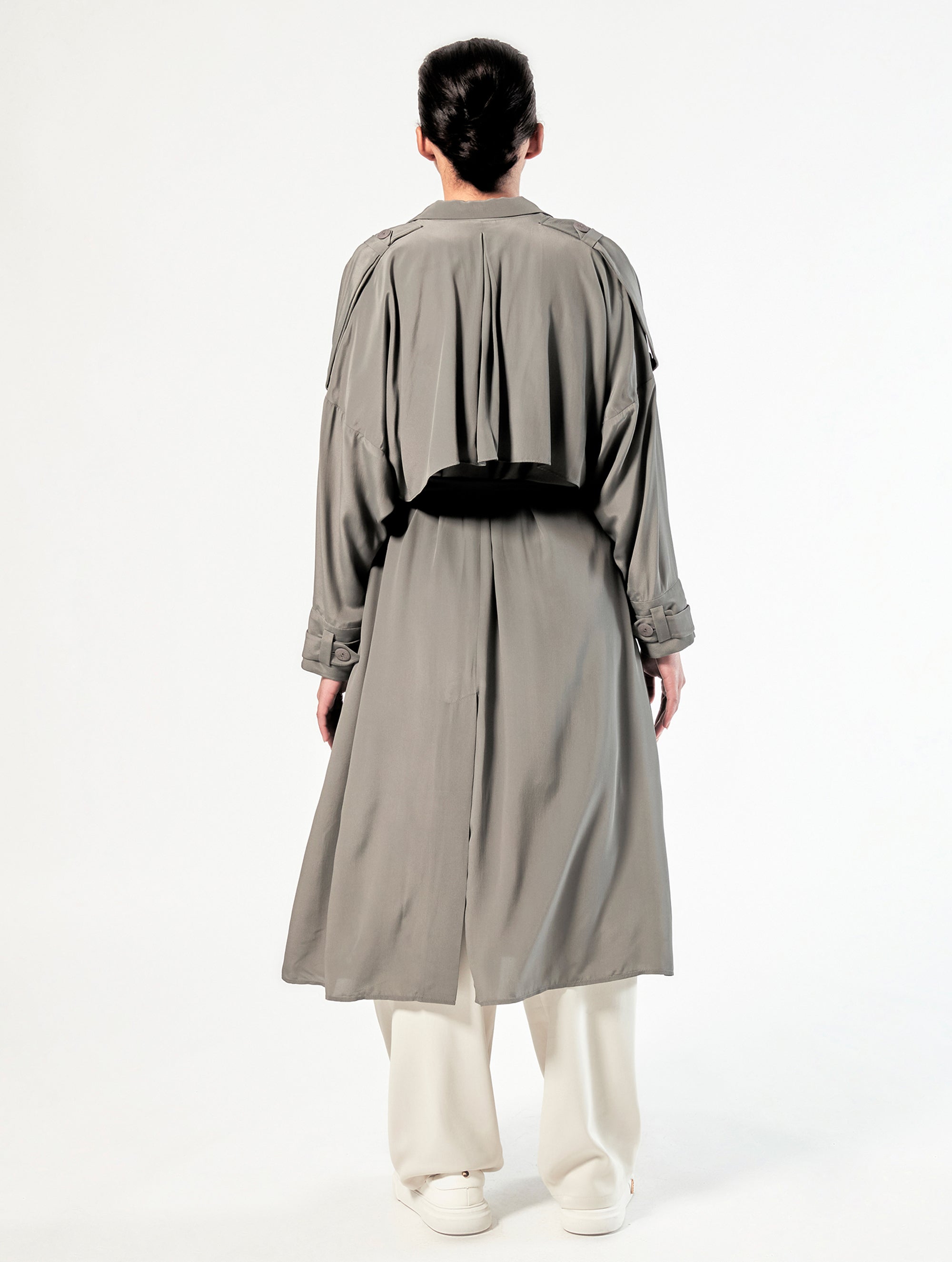Doppelreihiger Trenchcoat aus 100% Seide, mit Schulter -und Rückencoller und extralangen Schulter- und Manschettenriegel