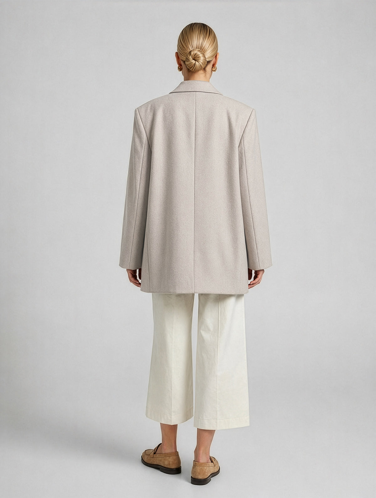 Oversize-Interpretation unseres Bestsellers Jessica aus leichtem Leinen-Baumwoll-Wollmix mit markantem Revers und Schulterpolstern.
