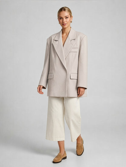 Oversize-Interpretation unseres Bestsellers Jessica aus leichtem Leinen-Baumwoll-Wollmix mit markantem Revers und Schulterpolstern.