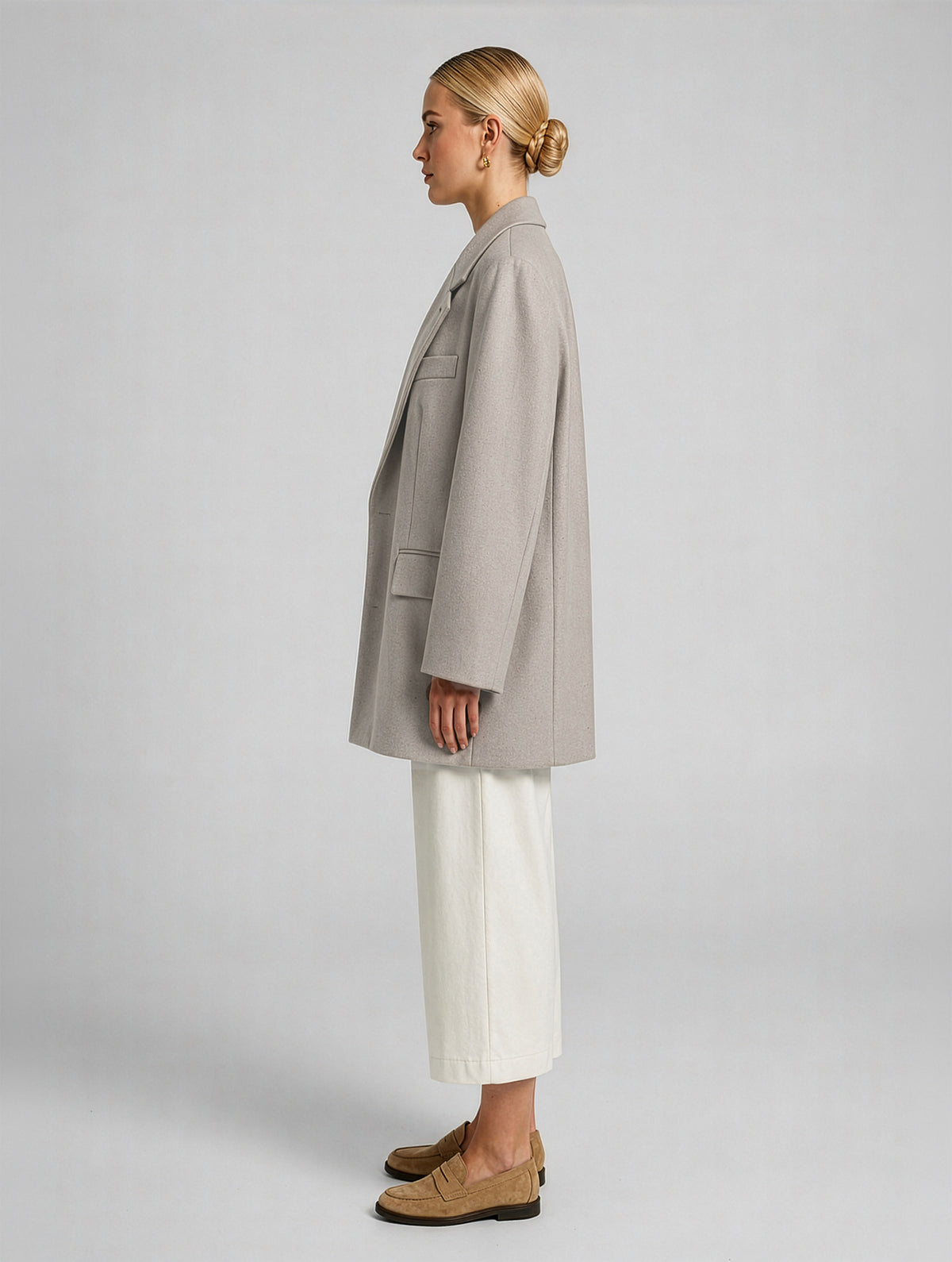 Oversize-Interpretation unseres Bestsellers Jessica aus leichtem Leinen-Baumwoll-Wollmix mit markantem Revers und Schulterpolstern.