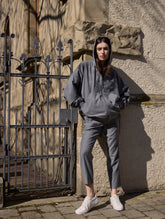 „LOLA“ ist eine hochwertige Jogger-Stil-Hose aus feiner Wolle, die durch außergewöhnlichen Tragekomfort, Wärme und Bewegungsfreiheit überzeugt. Vielseitig kombinierbar – ob leger mit Sneakern oder elegant mit Pumps – und nachhaltig in Europa gefertigt.