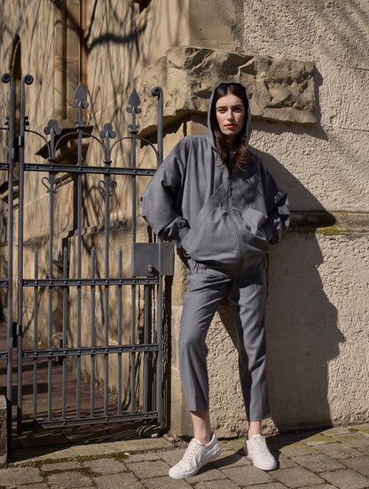 „LOLA“ ist eine hochwertige Jogger-Stil-Hose aus feiner Wolle, die durch außergewöhnlichen Tragekomfort, Wärme und Bewegungsfreiheit überzeugt. Vielseitig kombinierbar – ob leger mit Sneakern oder elegant mit Pumps – und nachhaltig in Europa gefertigt.