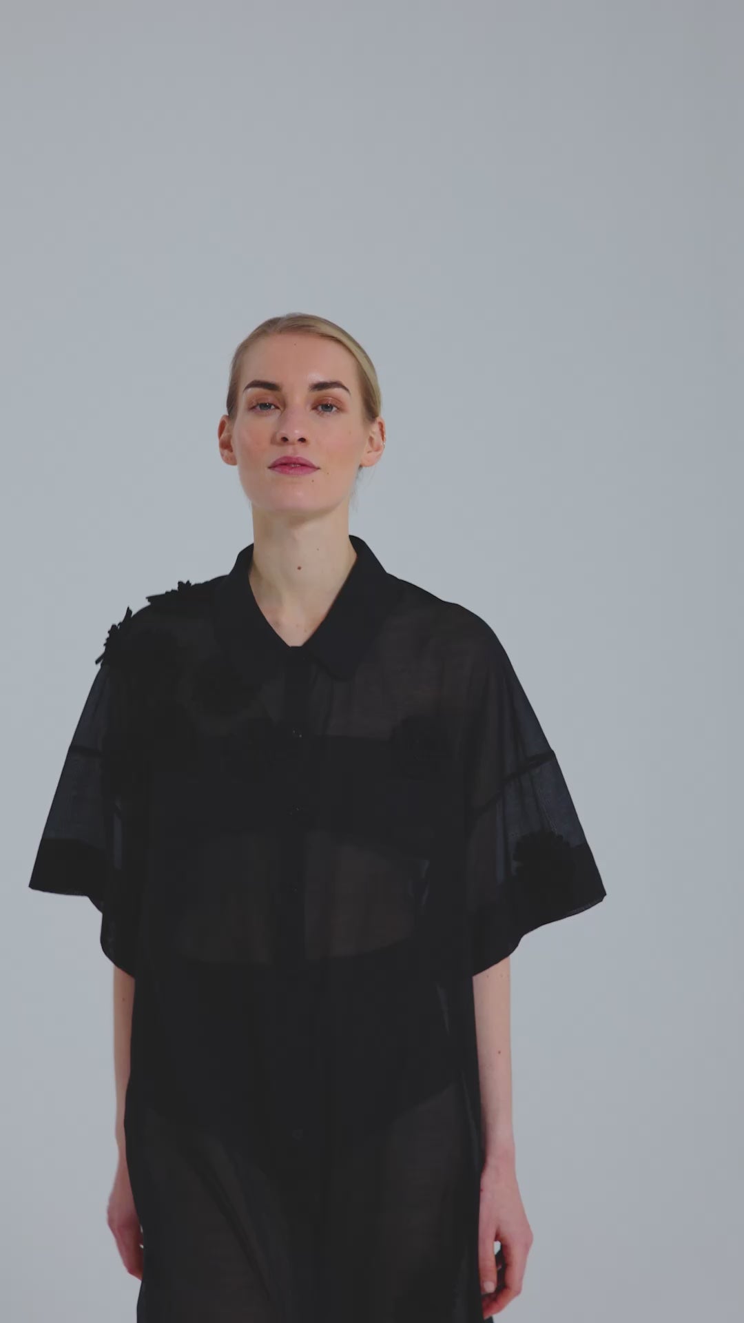 Ultraleichtes Kaftankleid mit Blumenapplikationen, Hemdkragen und langer Knopfleiste vorne, hohen Seitenschlitzen, sowie großen Brusttaschen. Dieses Produkt ist Teil unserer Reborn Linie.