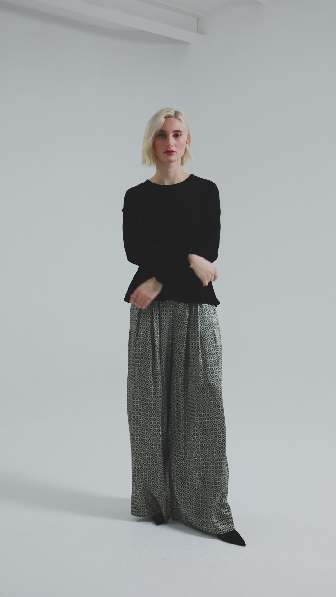 Longsleeve mit Rundhalsausschnitt und  elastischem Taillenbund und Bündchen. Hergestellt aus zertifizierter Viskose und Lyocell.