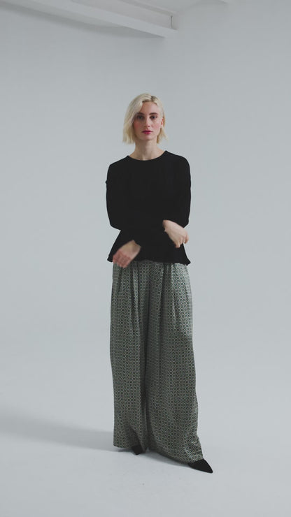 Longsleeve mit Rundhalsausschnitt und  elastischem Taillenbund und Bündchen. Hergestellt aus zertifizierter Viskose und Lyocell.
