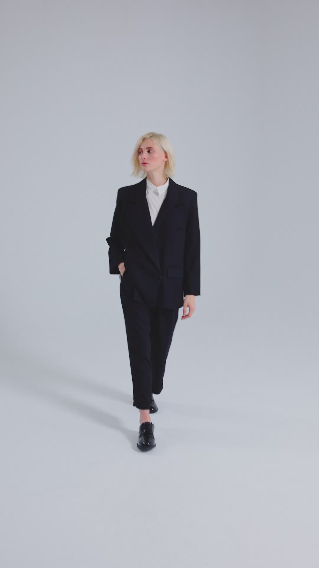 Oversize-Blazer mit breitem Revers, großen Schulterpolstern und überschnittenen Ärmeln sowie zwei Seitenschlitzen auf der Rückseite. Dieses Modell ist Teil unserer REBORN-Kollektion und steht für unsere &quot;Zero-Waste-Politik&quot;.