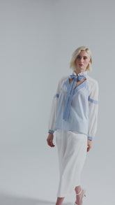 Gerade geschnittene Bluse mit nachhaltigem Design. Hergestellt aus Baumwollstoffen mit verschiedenen Streifen.