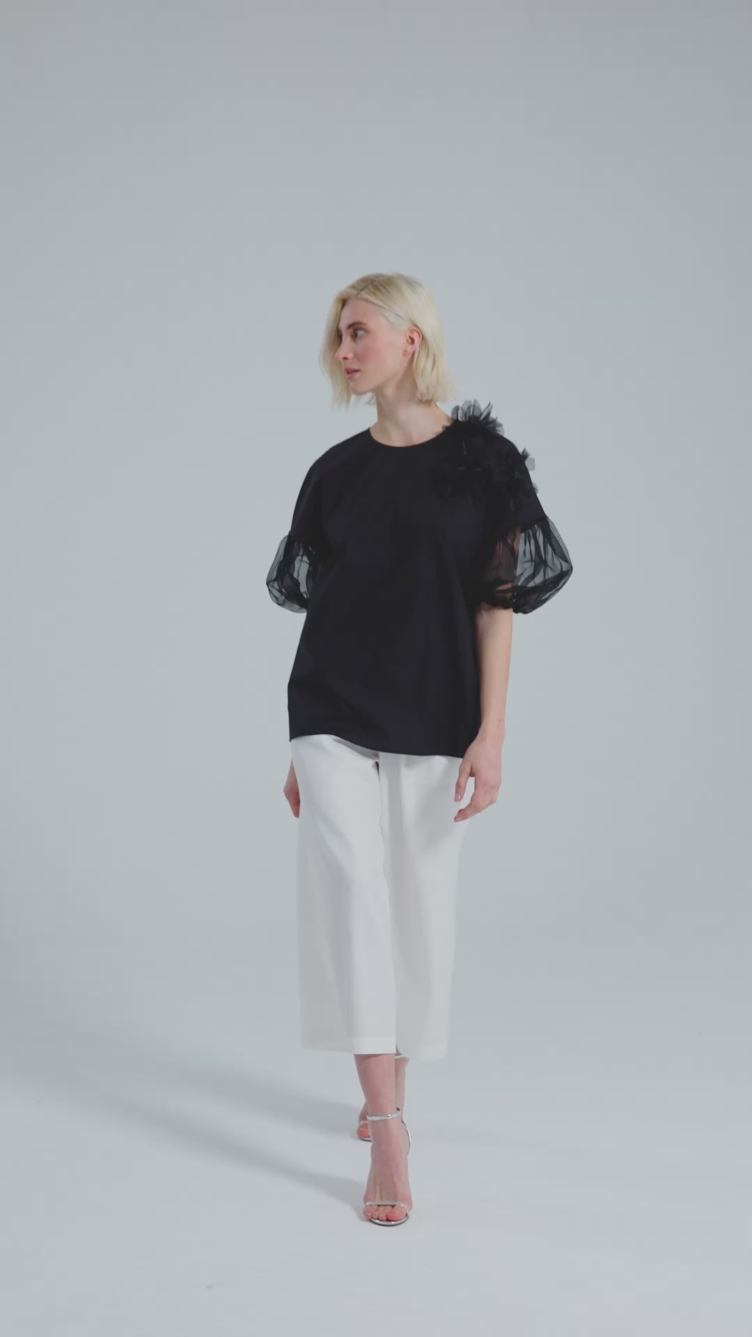 Bluse mit Rundhalsausschnitt, Organza-Ärmeln, sowie Bluemnapplikationen und kleinen
Seitenschlitzen. Versteckten Seitentaschen in der Seitennaht. Dieses Produkt ist Teil unserer Reborn Linie.