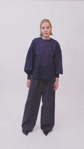 Weite Bluse Hadley aus 100% Bio-Baumwolle mit schlichtem Design von Helene Galwas