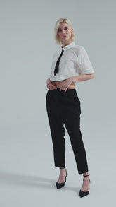 Weiße Baumwoll-Crop-Bluse mit weitem Umlegekragen und abnehmbaren Krawatten-Accessoires aus schwarzer Baumwolle. Dieses Produkt ist Teil unserer Reborn Linie.