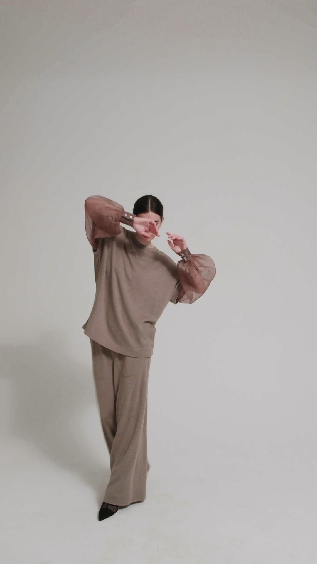 Locker geschnittener Rundauschnitt Pullover mit angesetzten weiten Bischofsärmeln aus feinem Organza mit Hemdmanschetten und Knöpfen. Dieses Modell ist Teil unserer REBORN-Linie und steht für unsere "Zero-Waste-Politik", da mit Stoff aus Altbestand gefertigt.