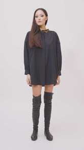 Die weite Seiden-Baumwoll-Bluse hat integrierte Seideneinsätze mit Lurex an Kragen, Schultern, Rücken von Helene Galwas