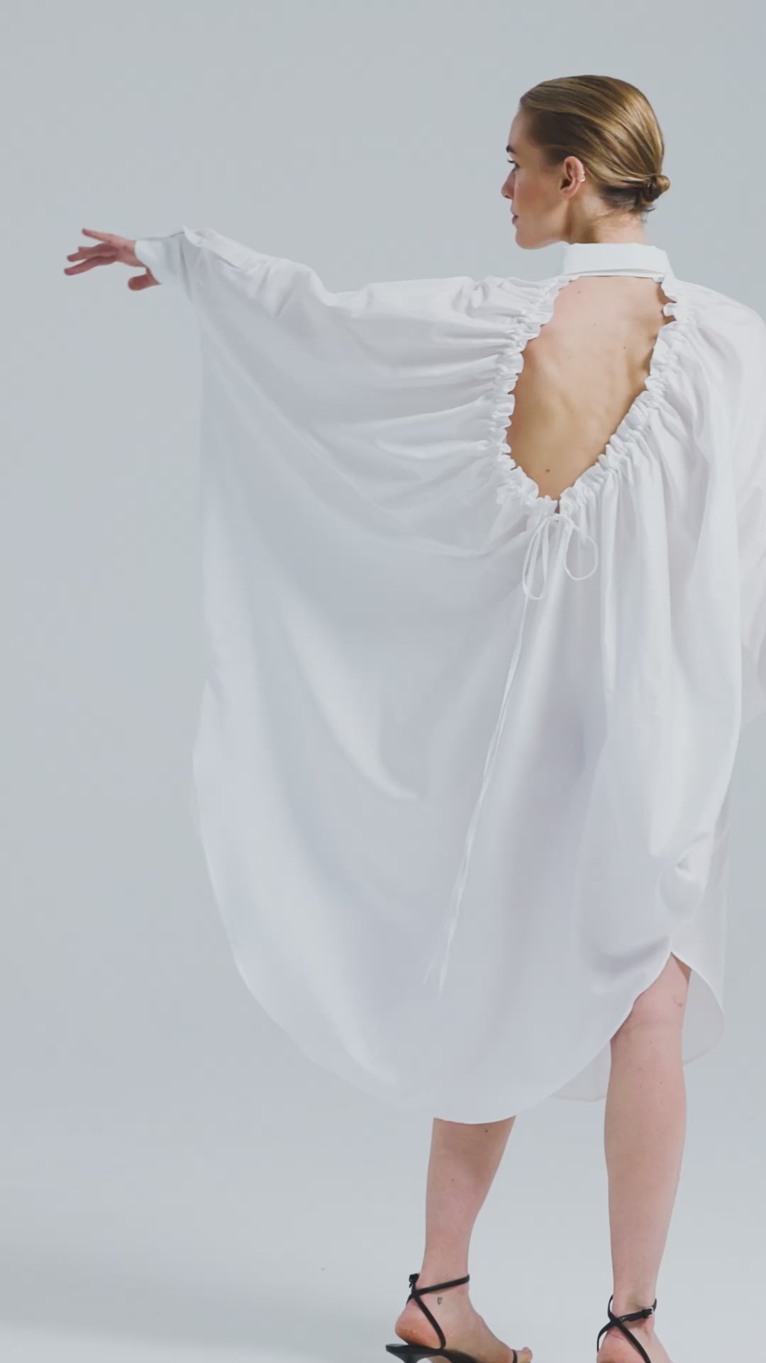 Weites Maxikleid, sophisticated Look durch den ausgefallenen Rückenauschnitt, der sich verstellen lässt, sodass man die Tiefe des Rückenausschnitts anpassen kann, Lange Ärmel mit klassischen Hemdmanschetten und Kragen.