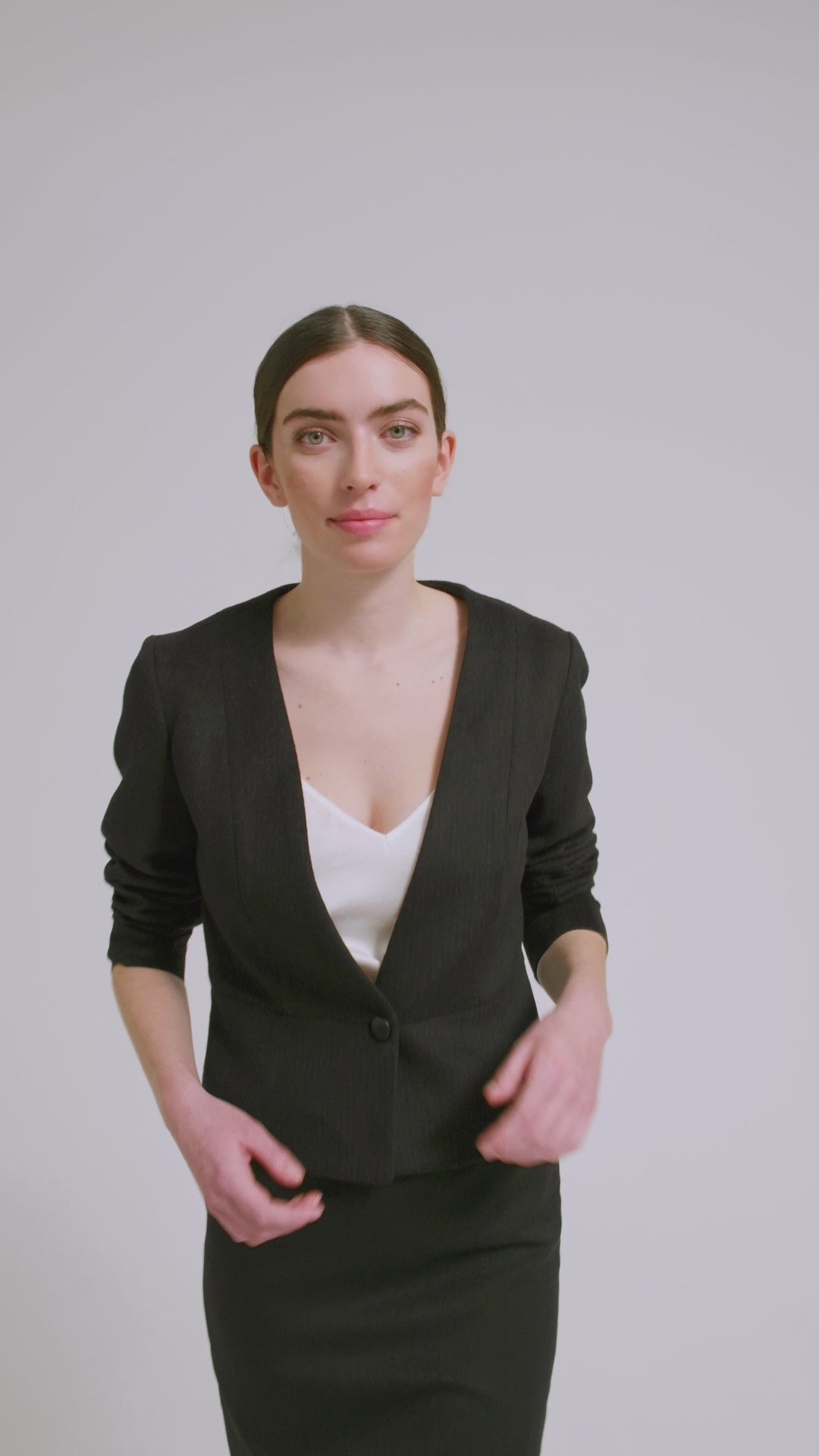 Einknöpfiger, taillierter Kurzblazer aus hochwertigem Kaschmir-Woll Mix, sowie schmalen Arm. Dieses Modell ist Teil unserer REBORN-Linie und steht für unsere "Zero-Waste-Politik", da mit Stoff aus Altbestand gefertigt.