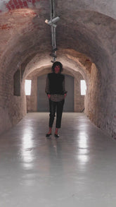 Schwarzer Pullunder Ebru aus 100% Merinowolle, tailliert und mit hohen seitlichen Schlitzen