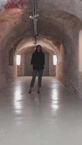 Edle, schwarze Baumwollbluse mit Stehkragen, Raglanärmeln und Smok-Details