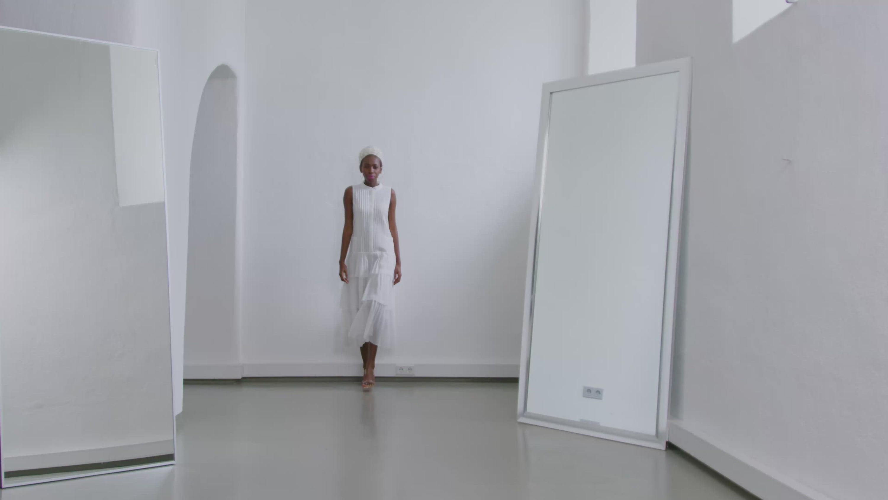 Maxikleid aus einem luxuriösen Baumwoll-Seiden Mix, vertikalen Biesen, schmaler Knopfleiste und 3 breiten Volants am Rockteil