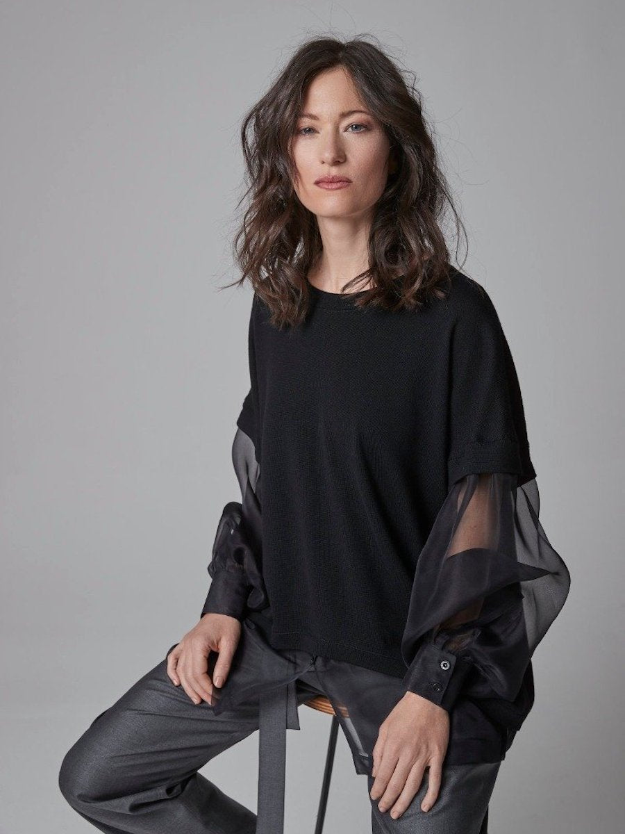 Pullover aus reiner Wolle mit Ärmeln aus Organza-Seide für Wärme und Eleganz