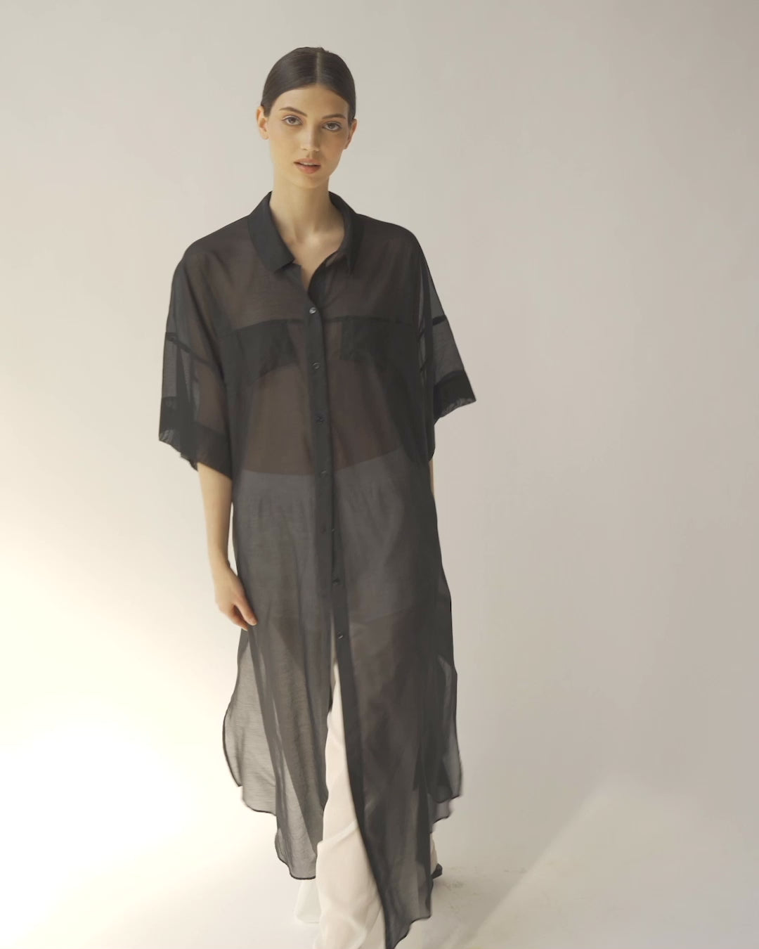 Ultraleichtes Kaftankleid mit Hemdkragen und langer Knopfleiste, langen Seitenschlitzen