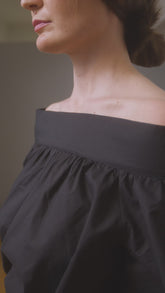 Weit geschnittene Bluse aus Premium Baumwolle, Carmen Ausschnitt auf dem Rücken zum Binden und ausgestellten Ärmeln