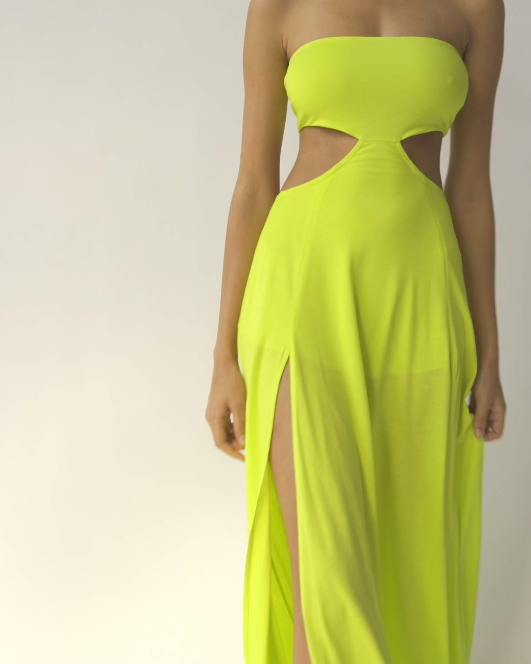 Maxi Bandeau-Kleid mit Cut-Outs und zum Binden am Rücken mit Schlitzen