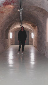 Außergewöhnliche, schwarze Basic Bluse aus 100% Baumwolle mit Rundhalsausschnitt, Kellerfalte mittig und seitlichen Schlitzen