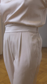 Hose aus Seiden-Elastan Mischung, Eingriffstaschen und optisch abgesetzte Seitenstreifen