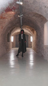 Luxuriöser, grau melierter, weicher Mantel aus Angora, Merinowolle und Seide, tailliert geschnitten, hohe Seitenschlitze