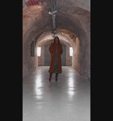 Langer Wendemantel aus limitiertem Doubleface Material, eine Seite Neopren, die andere aus Wolle und Kaschmir mit hohen seitlichen Schlitzen