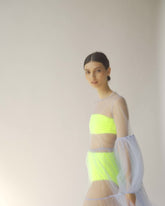 Hellblaues Maxikleid aus Tüll mit weitem Rock und Puffärmeln