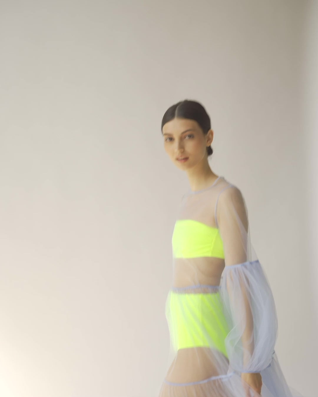 Hellblaues Maxikleid aus Tüll mit weitem Rock und Puffärmeln