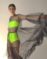 Schwarzes Maxikleid aus Tüll mit weitem Rock und Puffärmeln