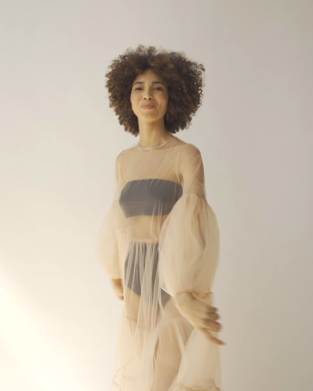 Maxikleid Nude aus Tüll mit weitem Rock und Puffärmeln
