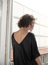 Locker geschnittene Kurzarmbluse aus einer luxuriösen Viskosemischung mit weit ausgeschnittenem V-Ausschnitt.