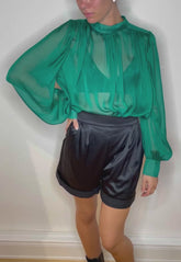 Locker geschnittene Langarmbluse aus hochwertigem Seidenchiffon mit Hemdkragenverschluss im Nacken