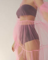 Neon pinkes Maxikleid aus Tüll mit weitem Rock und Puffärmeln