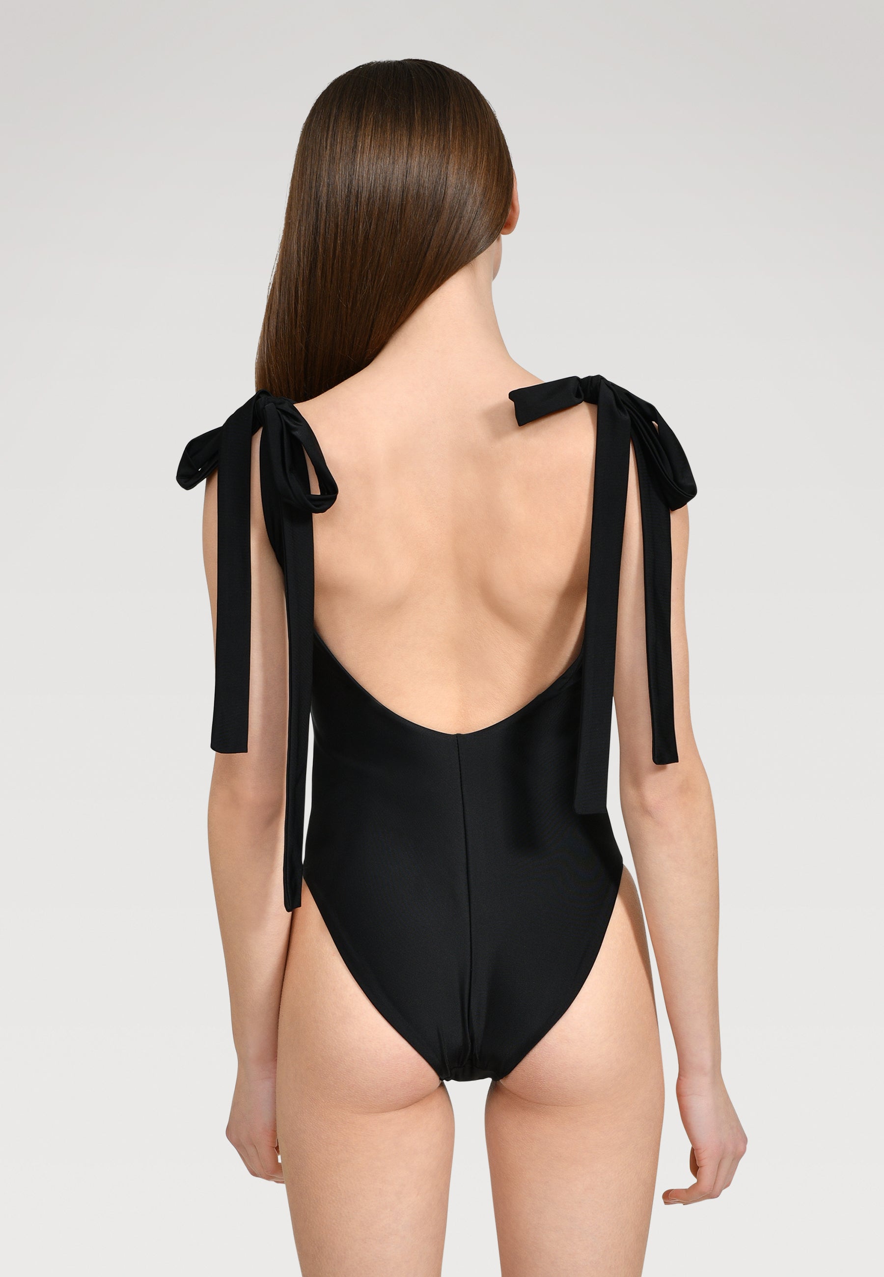 Schwarzer Badeanzug mit langen Bändern an den Schultern und tiefem Rückenausschnitt aus recyceltem Lycra