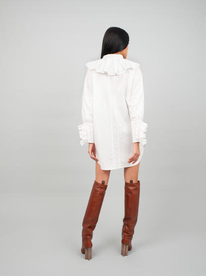 Elegante, weiße Bluse aus 100% feinster Baumwolle mit überschrittenen Schultern, großem Kragen und Manschetten