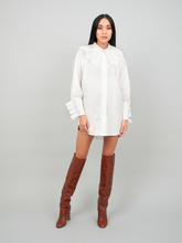 Elegante, weiße Bluse aus 100% feinster Baumwolle mit überschrittenen Schultern, großem Kragen und Manschetten