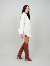 Elegante, weiße Bluse aus 100% feinster Baumwolle mit überschrittenen Schultern, großem Kragen und Manschetten