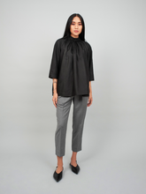 Edle, schwarze Baumwollbluse mit Stehkragen, Raglanärmeln und Smok-Details